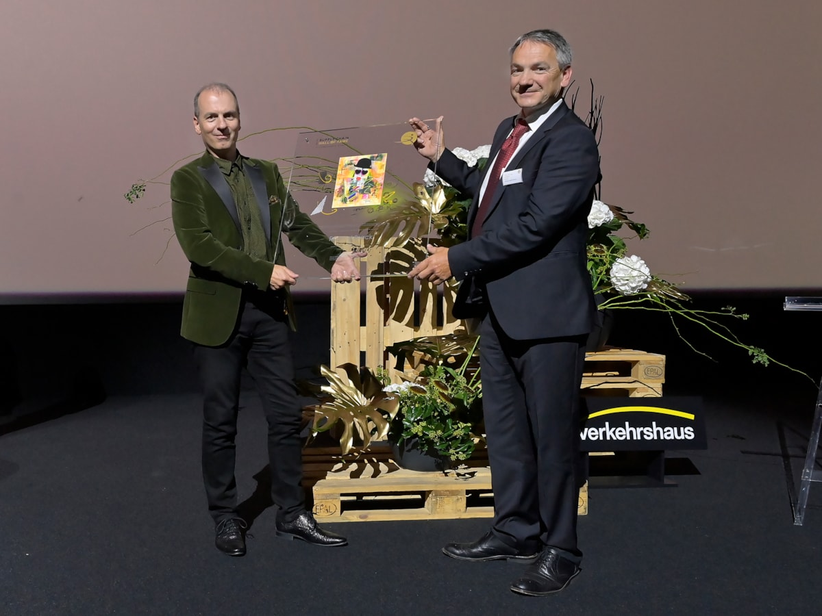 Prof. Herbert Ruile bei der Übergabe des Preises