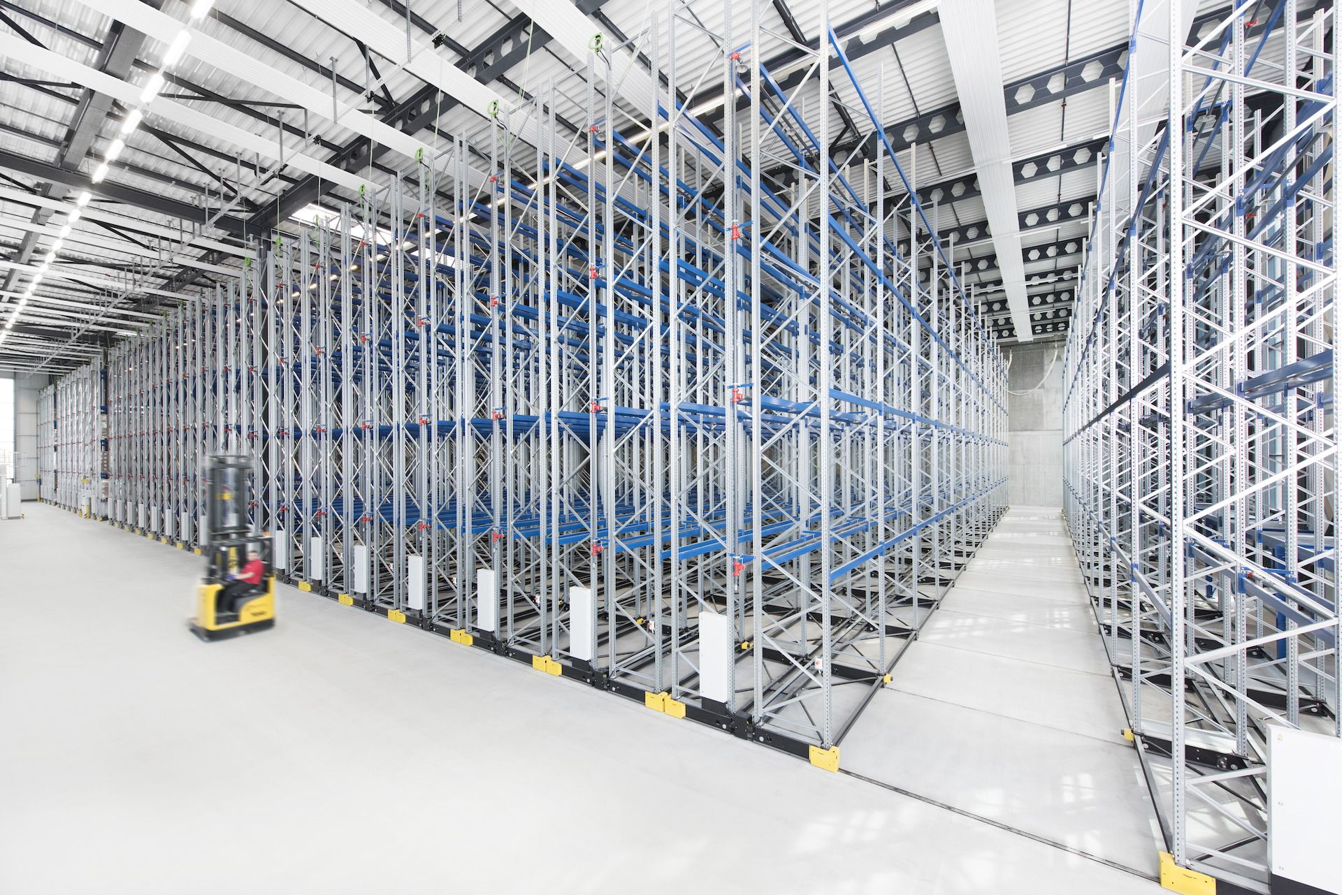 Kompakte Lagerung dank Verschieberegal bei Schöni Transport