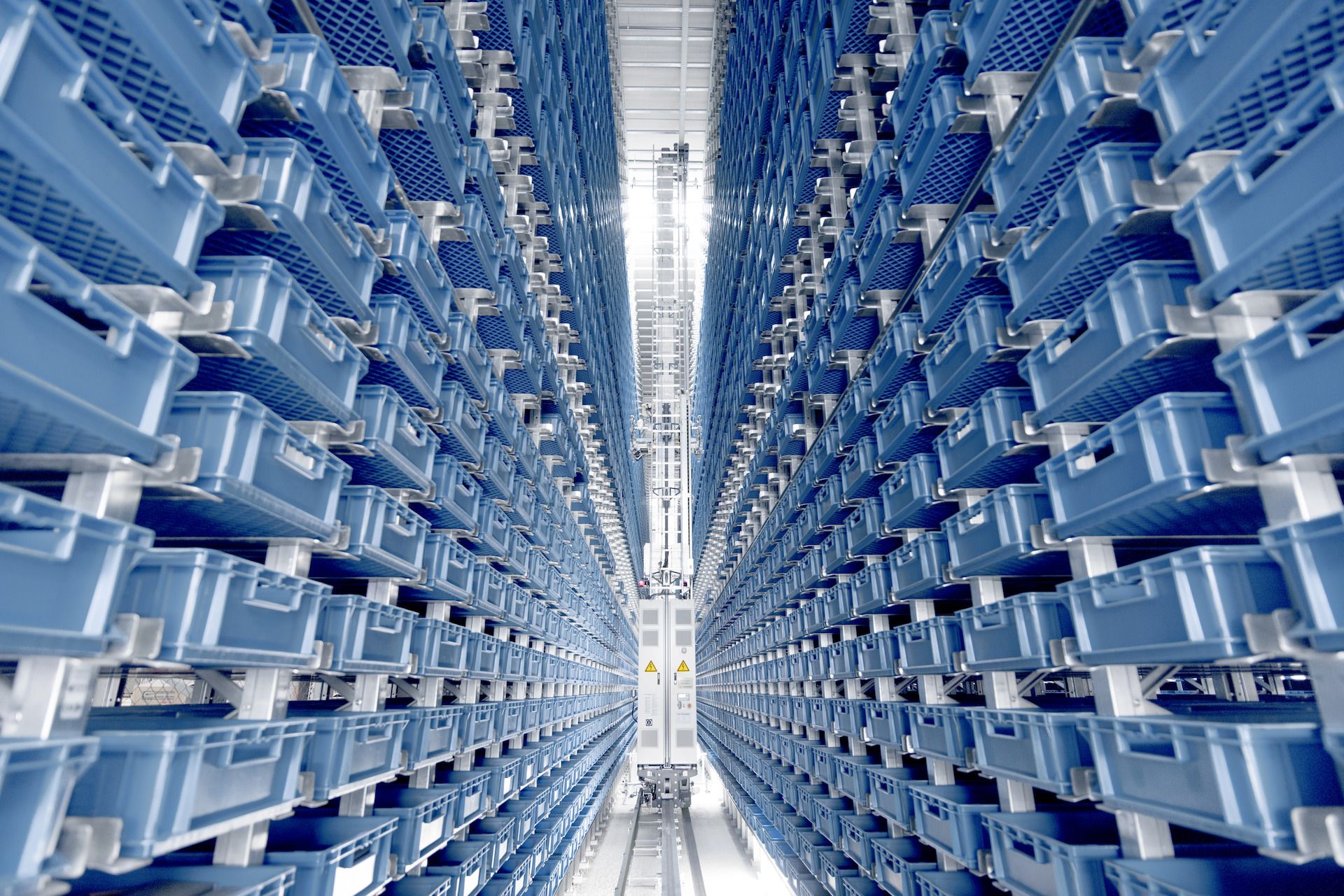 Helmut Goll in St. Margrethen lagert effizient in einem AKL von SSI SCHÄFER für Behälter